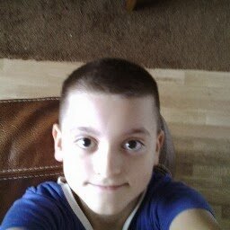 13 ans, originaire Monténégro-Serbie et je parle de tout des blague, de ma vie , de mon frère et ma soeur et surtout tu me suit je te suit