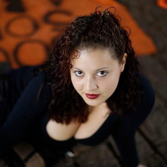 Estudante de Serviço Social, Anarca Feminista, integrante da organização da Marcha das vadias da Baixada Santista e do Coletivo feminista Pagu.