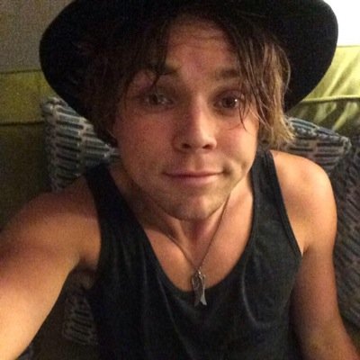 @tbhlash and @kvtiee RT our tweets to luke for a free follow.