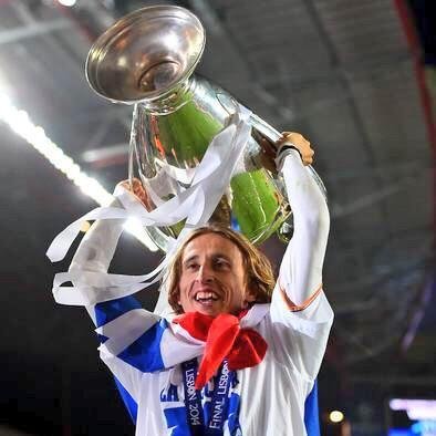 Todo sobre el verdadero CRACK Croata, Imágenes y actualidad del Mejor Mediocampista del Mundo. ¡GRACIAS MOU POR TRAERME AL REAL MADRID! ¡HALA MADRID Y NADA MAS!