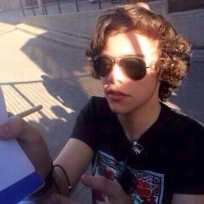 follow @Iarrys1975