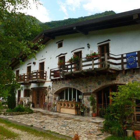 In Italy, over the Alps there is a world that I like, it's called world, where life blends in nature, in this world express emotions earthly colors. Come!