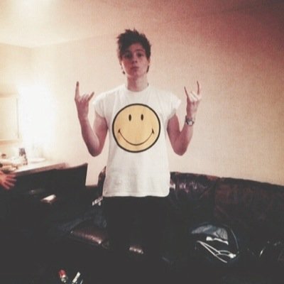 No matter how hard things get just remember that Luke Hemmings loves you and he thinks you're beautiful ~ @irwinscustody