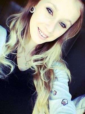 OutraLarii's profile picture. 