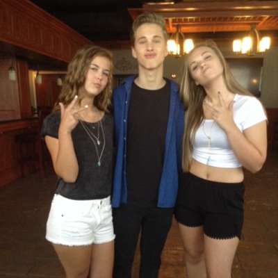 BeattyBrides's profile picture. ♡ one time ryan held our hands 6 times and now he's our husband ♡