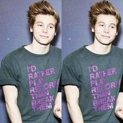 follow @5sosfollowalarm for dms & follow updates :)
