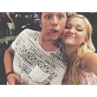 Married to the love of my life @BrewerFake • Jack Andrew, Emma Elizabeth, Aińe Daisy & Vanessa are my kids - undercover spy {RP} Hawaii