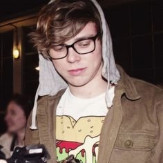 AshtonFlctcher's profile picture. Don't mind me if I get weak in the knees 'cause you have that effect on me, you do, @okIukehemmings.