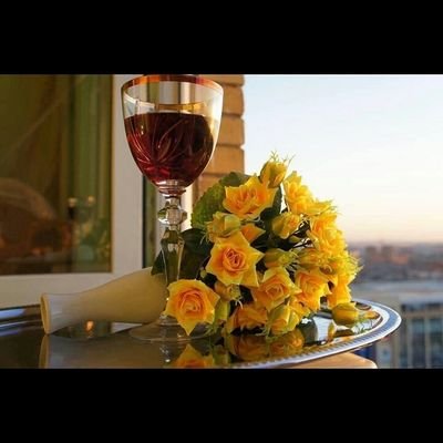 محب لشعر  وكل ما اكتبه هو انتقاء واختيار لمفردات اتلذذ بها  ونشرتها هنا لناس راقين .وليست لواقع اعيشه.