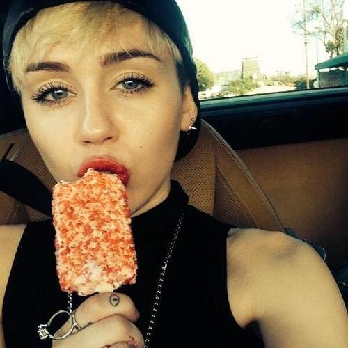 Sou fã da Miley desde quando ela matou a Hannah e estuprou o Mickey