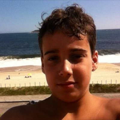 Cada cicatriz que eu trago e para lembrar que eu suportei os espinhos das rosas da minha vida