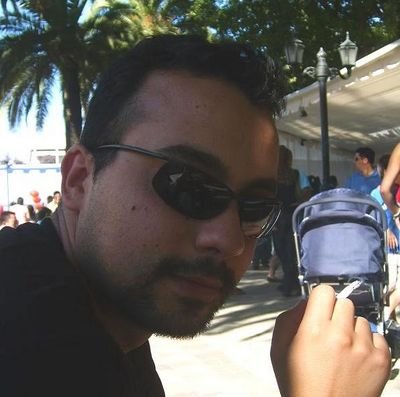 Hijo, Nieto, Sobrino, Hermano, Tío, Padrino, Esposo, Padre e Ingeniero de la USACH. Romántico Viajero amante de la U.