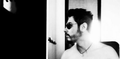 cantor, guitarrista, compositor, backing vocal, produtor musical.