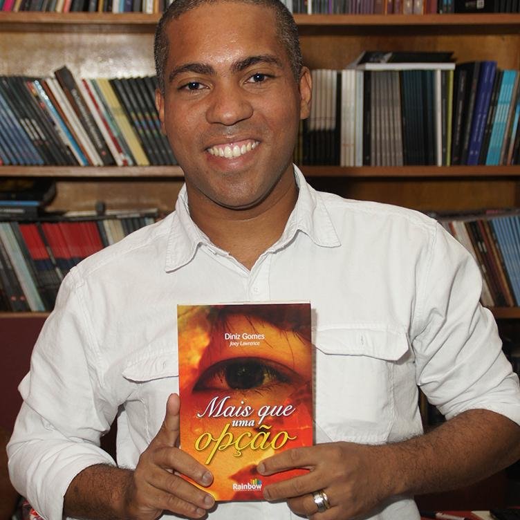 Carioca, designer, escritor e amante da culinária, 40 anos. Autor de diversos livros, entre eles Desvendando a Sexualidade, Simbiose e muito mais