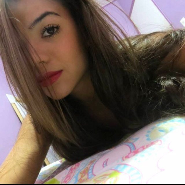 A menina que deixa seu vestido de chita,tirando do cabelo a fita,para vestir seu vestido encantado!