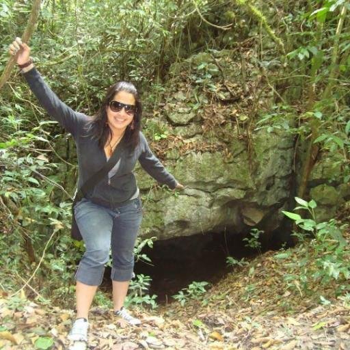 Periodista, Locutora,amante del cine,el teatro, la música y el arte en general...