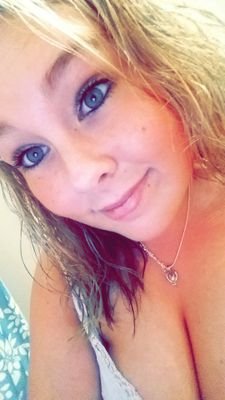 hey , its Kayla (: the ' follow ' button looks better blue (;