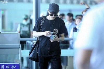 chnyolz's profile picture. 