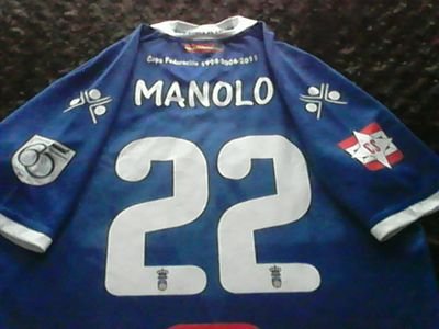 Loco del fútbol , con los colores Azul del C.D.Puertollano y el color blanco del Real Madrid .