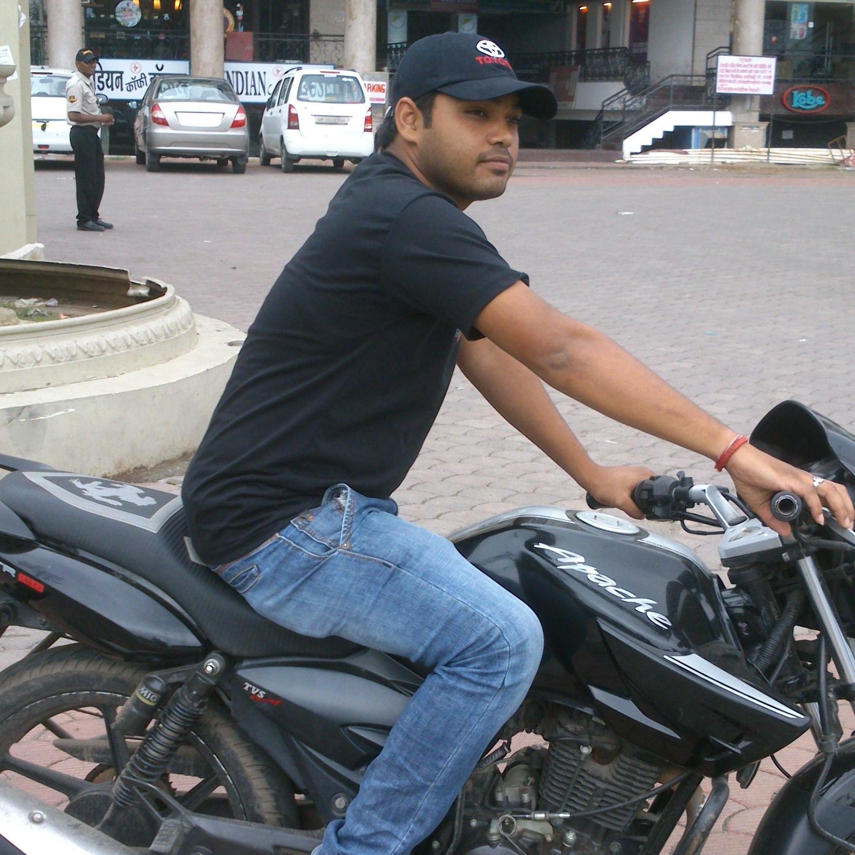 bhunesh_99's profile picture. I am bhunesh and I have done b-tech in computer science.....and working on Iphone Apps.