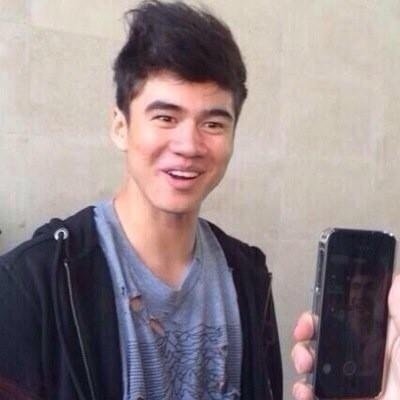 if you ever want a dm to calum, follow my main account @starfruitcalum !