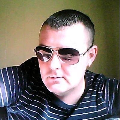 Hi there my name is paul fearns i'am a house music dj of all genres mostly tech house check my mixes @
http://t.co/i2uYTyR4Vi
