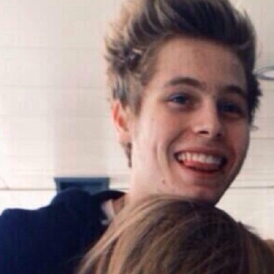 @lukehesmmings // DON'T FOLLOW IT'S JUST A REMINDER HE WILL NOTICE U GO TO MY MAIN N ASK FOR A DM 4 LUKE CAL OR BAND ACC I'LL DO IT DONT NEED TO BE FOLLOWING :)