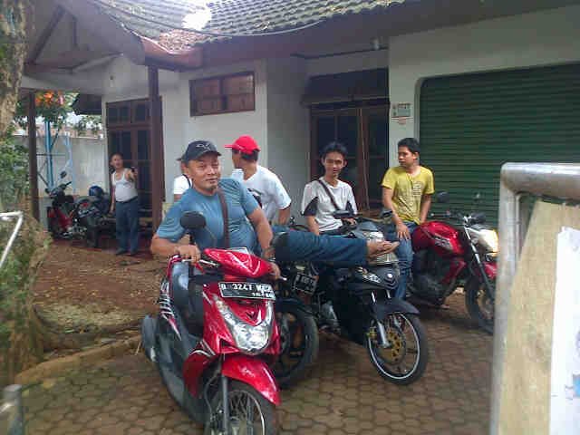 Ada sebaris kisah tercecer, ketika dedaunan masih hijau dan gerimis jadi selimut, terindah dan selalu terjaga untuk dikenang.