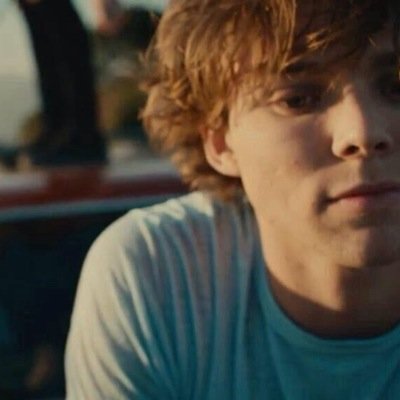 Dont follow this account go follow @Lukes_cocopop , follow her or i unfollow