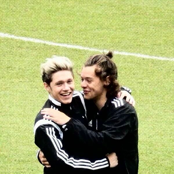 •narry lift the mood in the band•