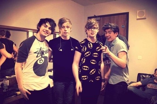 Give @5SOSMagcon1D a free follow for one back ☺