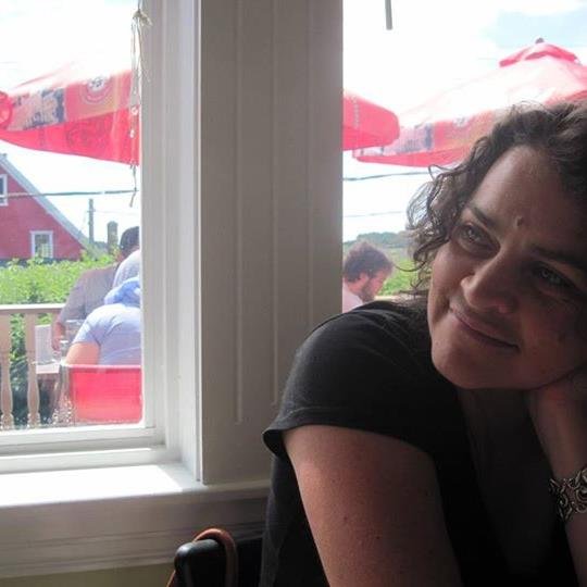 bearethere's profile picture. Can fold a fitted sheet. And I met Tony Bourdain once