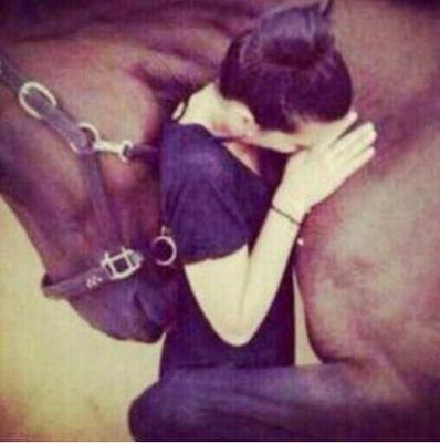 ‏ انا بدويه وامشي على منهج العود 
ودامي على نهجه يزيد افتخاري 
نبقى على ما قيل والعلم مردود 
حنا بدو لو مستوانا حضضاري