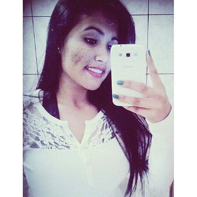 Irônica, chata, metida e antipática é tudo que eu vou parecer, se você me julgar antes de me conhecer !