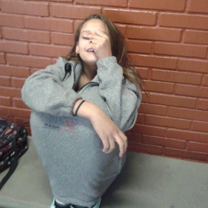 R_SweetDeath's profile picture. ''Queria uma nave pra levar as crianças pro espaço, e só voltar quando os homens já tivessem se matado''