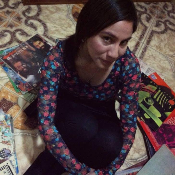 Divagadora nocturna, soñadora empedernida, la peor de las cinéfilas. Con el futuro embargado por la architecture.
