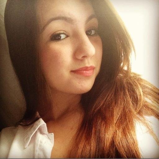 Ame a quem te ama, não a quem te sorri, pois quem te sorri te engana, e quem te ama, sofre por ti.