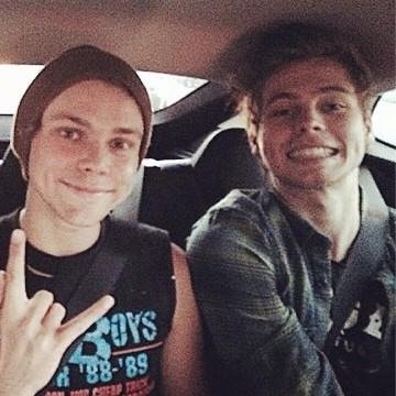 La da di da di i want Calum's d.