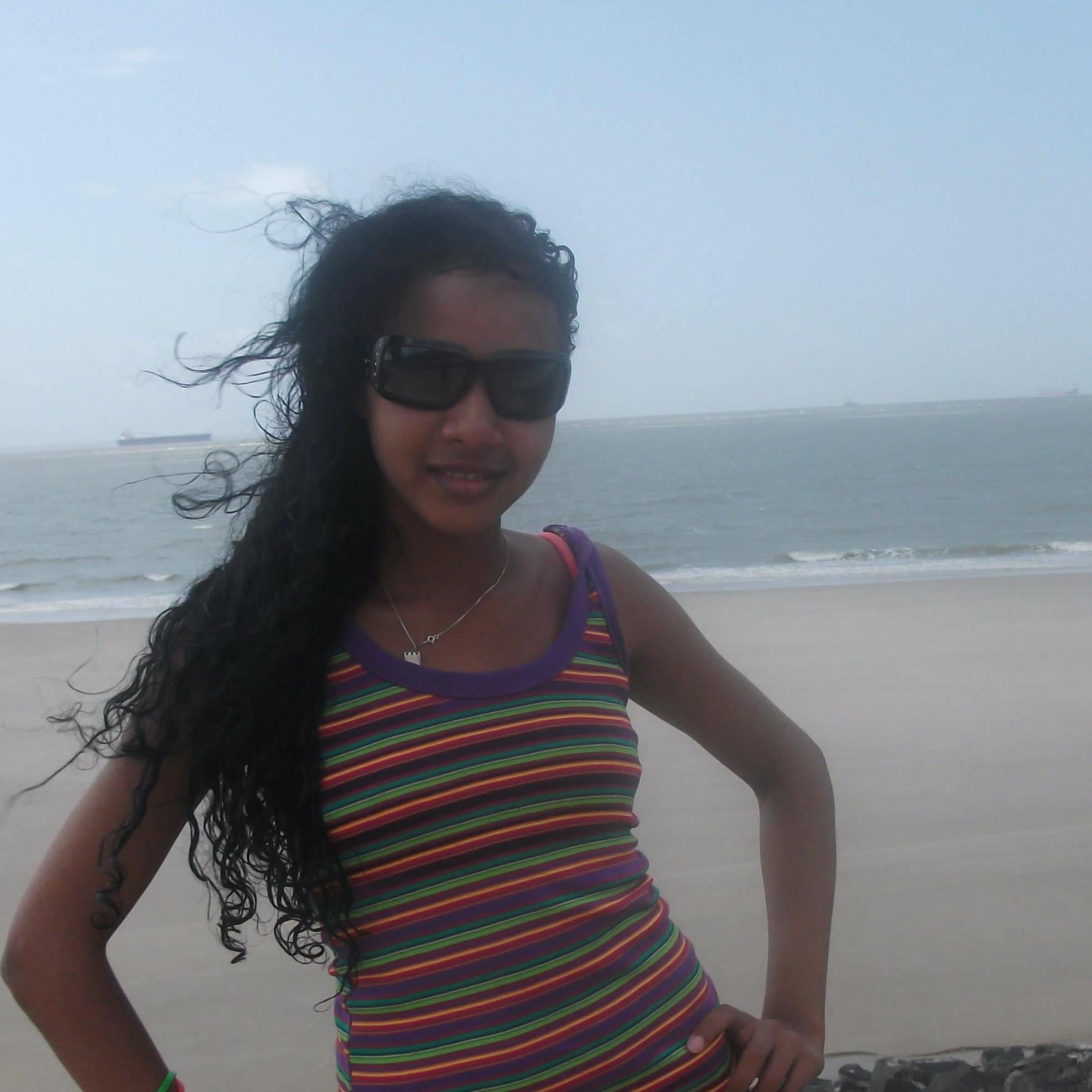 Eu choro, ñ por que sou fraca, mas porque me vejo sendo forte por muito tempo. Elogios ñ me iludem, críticas ñ me abalam, sou o que sou ñ o q falam!