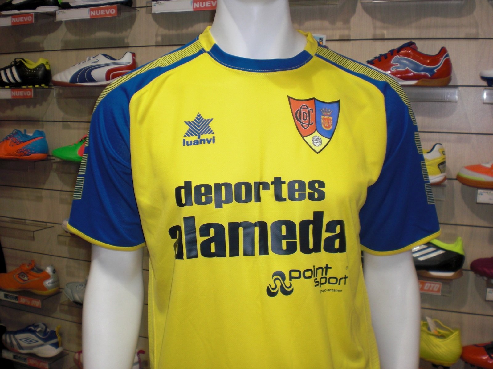 Tienda de deportes en Olvera. http://t.co/h3zQzTOv1P