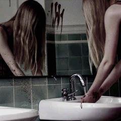 → Gritos silenciosos 
Sonries pero quieres llorar. Hablas pero quieres estar callada . Finges que eres feliz pero no lo eres.
Pequeña suicida♥
