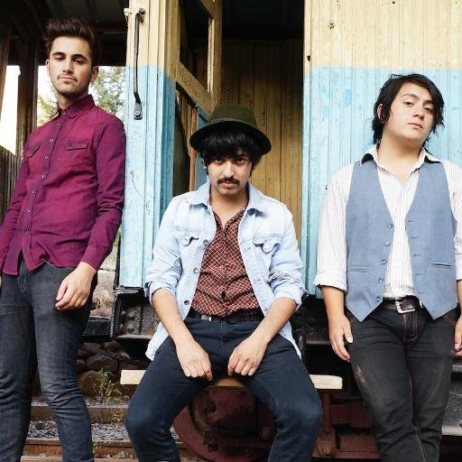 Urban Folk from Santiago Chile. Sebastián Vásquez (Guitarra y voz principal), Pablo Ramos (Bajo y voz) y Aldo Américo (Bateria y voz).