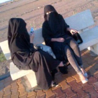 ‏كنت اسولف وقلت اسمك بـ الغلط
احسب اني يالغلا (جالس معك)

واللي سمعني ضحك ثم قال بـ عبط
اسلم اسلم دام .. محدن  يسمعك