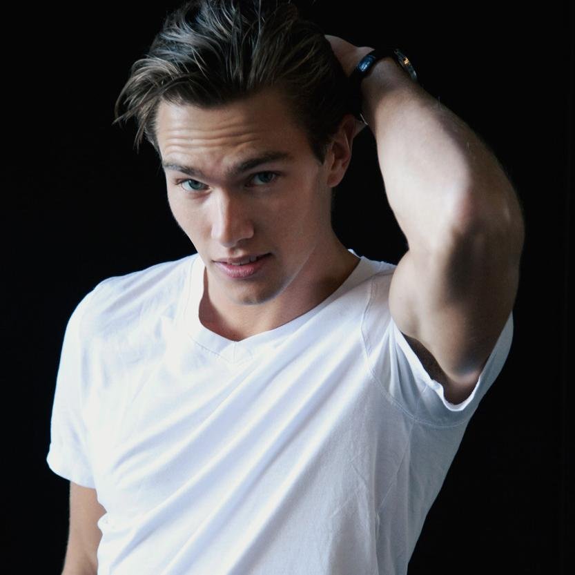 Drew Damian De Boer || Polaco || 17 años || Ravenclaw || Golpeador de Ravenclaw y Puddlemere United || #HpTale