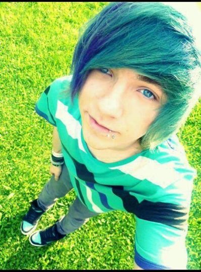 Hai I'm Alex I'm 15 and kind of shy I'm bi and I really love music :3