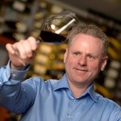Přední český sommeliér, vínoznalec a specialista na investice do vína.  Majtel společnosti Merlot d´Or s.r.o. Víceprezident Asociace Sommelierů České republiky.