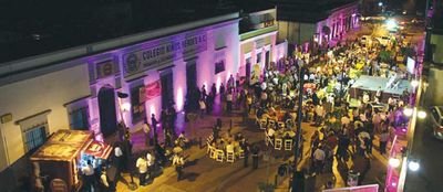 ¡Únete! Twitter creado para compartir fotos, comentarios, experiencias, sugerencias, quejas de este lugar así como los restaurantes y bares en el sitio.