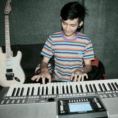 Tukang betot2 senar bass :D | i'm bassplayers | 03maret1996 | thanxs my allah , mom & dad , band & my hand ™