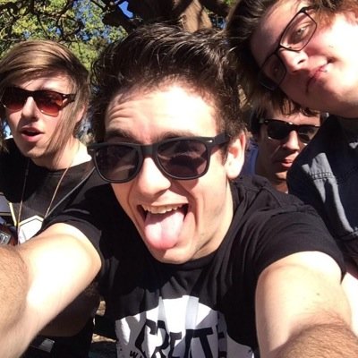 Three girls here to update you and support 4 talented aussie boys! (ू•ᴗ•ू❁)
