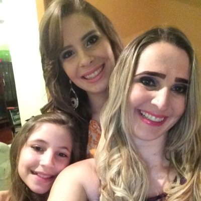 Felicidade é quando a boca é pequena demais pro tamanho do sorriso que tua alma quer dar.